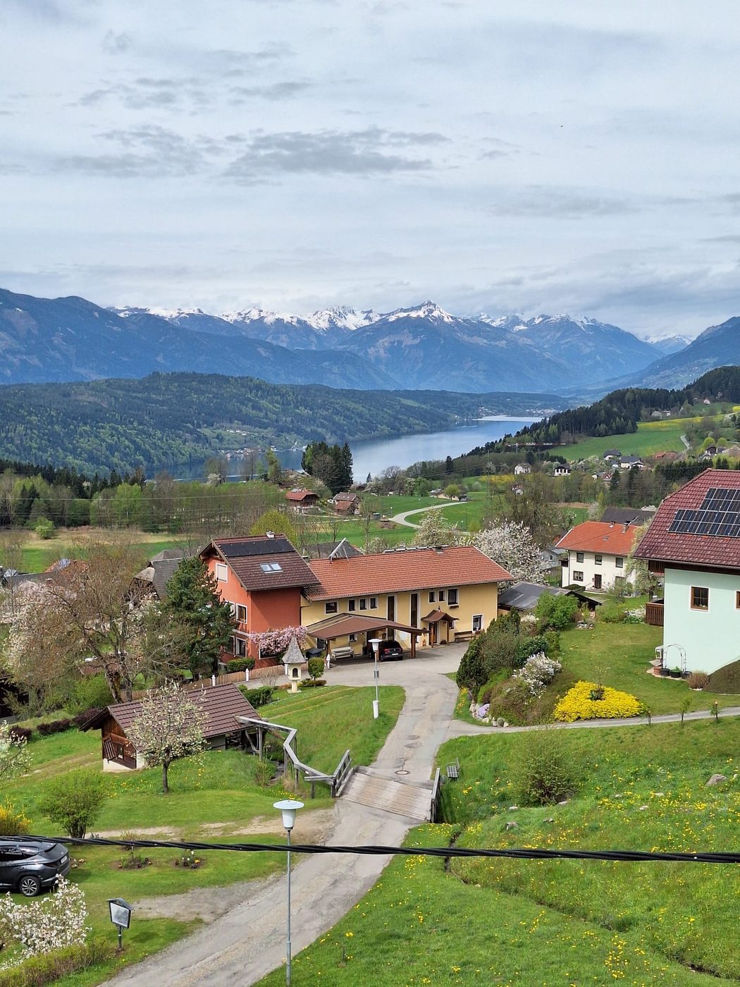 Blick vom Millstätter Sonnenplateau auf See und Berge